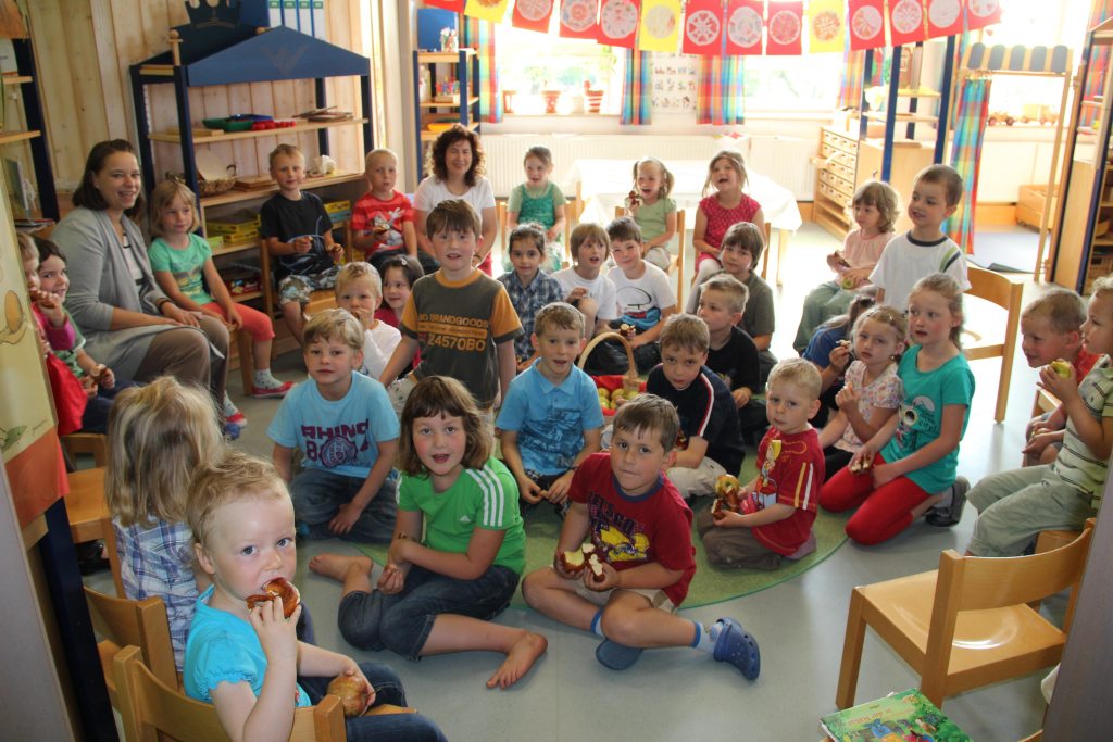 Die Kinder beim Vorlesetag im Kindergarten Reißing