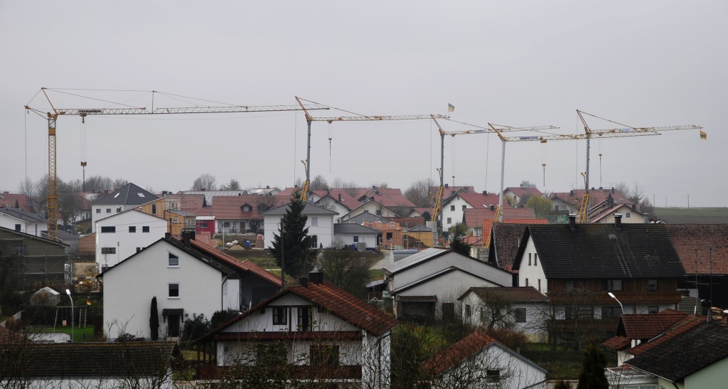 Richtungsweisendes Bauen - das ist zur Zeit das Motto im Baugebiet Sattlerbreite in Oberschneiding